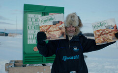 在冰天雪地裡怎麼送「冷凍披薩」？汪星人扛起重任表示：讓專業的來！