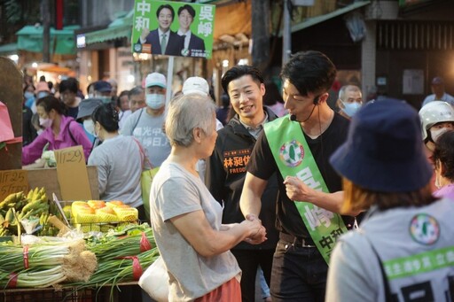 中和立委選戰白熱化 吳崢邀戰友掃市場站路口展團結
