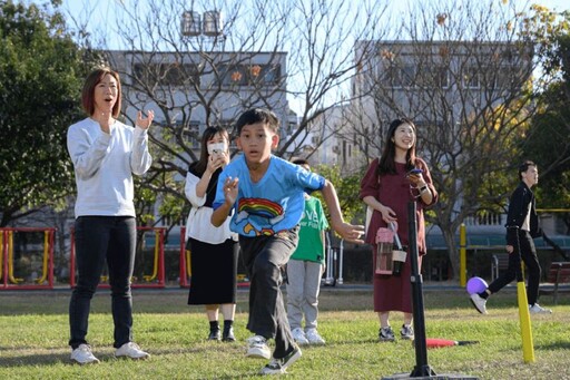 郭曉玲張育成赴沐風課輔班 陪孩子打棒球、鼓勵閱讀