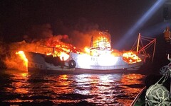 澎湖暗夜火燒船 5人跳海求生海巡艇馳援滅火