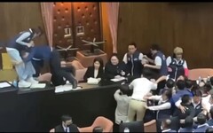 【有影】陳菁徽佔領主席台遭推倒 鍾佳濱三度道歉