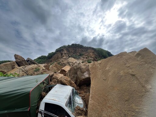 基隆山崩 大量土石塌落9車受困救出2人