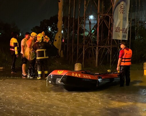 凱米襲台 嘉義市區淹水半層樓警消橡皮艇救人