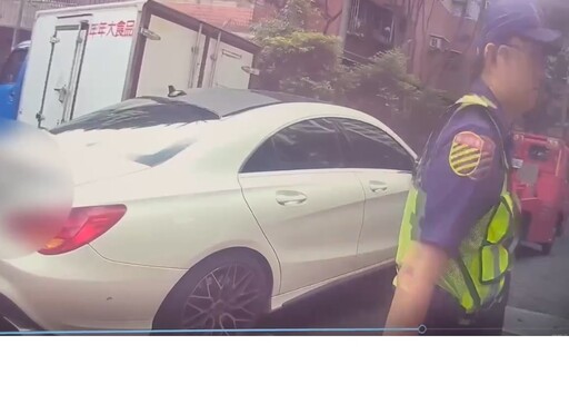 赫見賓士車懸掛被扣車牌 車主傻眼報警