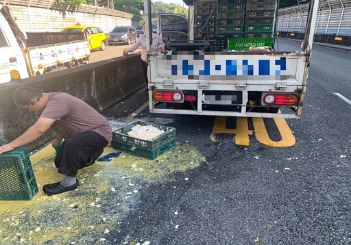 貨車載蛋撒落一地 害騎士犁田道交條例開罰