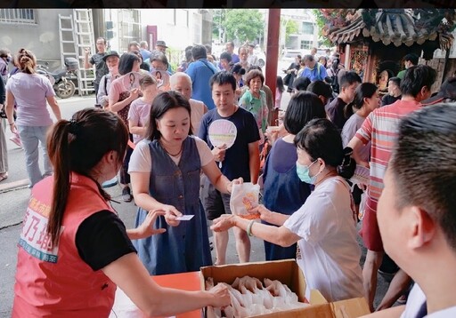 為台灣英雄喝采 陳乃瑜發雞排與里民同賀