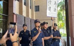 小草百人聚集北檢門口 相信柯文哲清白