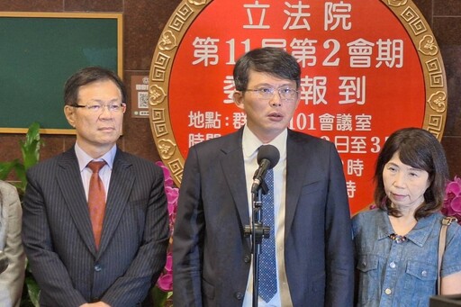 民眾黨立委徹夜未眠赴立院報到 黃國昌促韓國瑜：及早開議