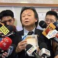 賀柯文哲司法密室逃脫結束 王世堅加碼送「起酥蛋糕」