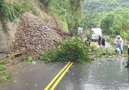 山陀兒步步進逼 北宜公路落石樹倒阻雙向車道