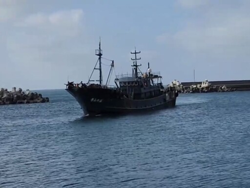 淨空七美海域 澎湖海巡登檢扣留塗抹船編越界中船