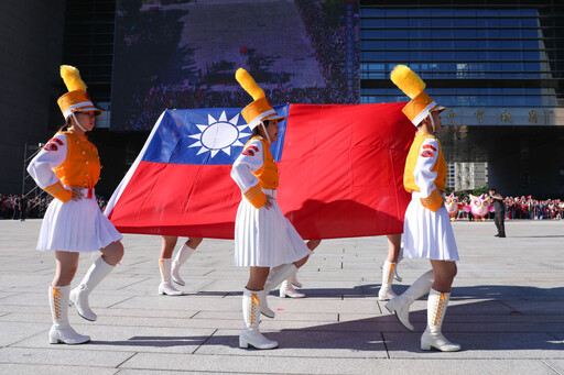 72位災後英雄展護巨幅國旗 盧秀燕：中華民國是國、台灣是家