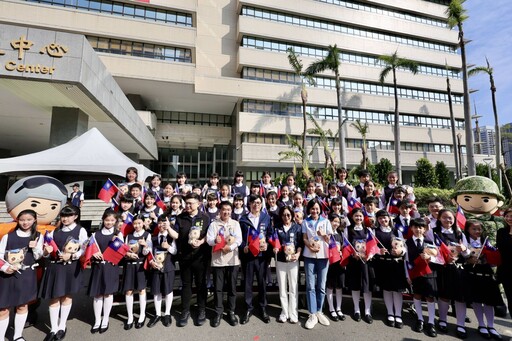 高雄市府迎國慶 陳其邁：高雄沒被17級強風擊垮