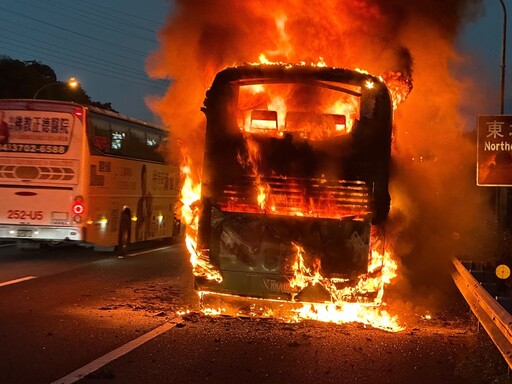 客運國道火燒車 緊急疏散接駁43人回堵3公里