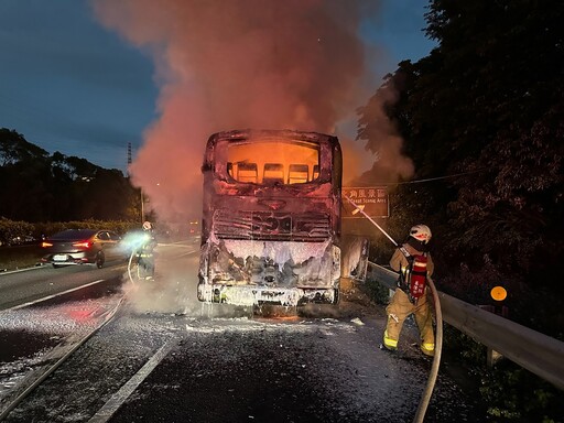 客運國道火燒車 緊急疏散接駁43人回堵3公里