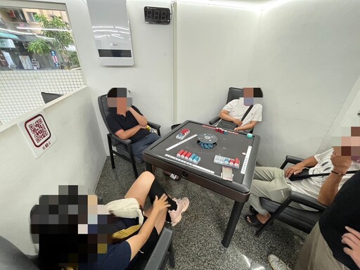 棋牌社網路揪打牌 4男女門口交易現金涉賭被逮