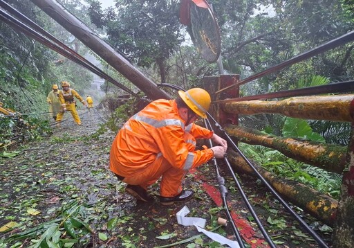 康芮過後停電災情慘重 台電偕新北市府全力動員拚復電