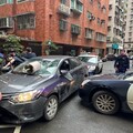 監控手困獸之鬥撞毀機車 警噴辣椒水逮人