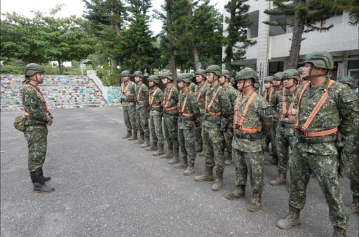 小兵邊走邊玩手機 士官糾正卻遭辱「三字經」法官說話了