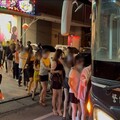 小吃部提供毒品狂歡助興 雄警攻堅查獲60人送辦