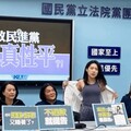 徐巧芯「脫衣」相挺陳玉珍 抗議黃捷入選BBC百大女性人物