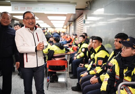 侯友宜親訪新北耶誕城 慰問警民協力保障市民安全