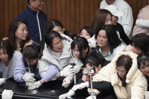 立院衝突！林宜瑾外套沾血、林楚茵送醫 黃捷遭勒頸、范雲皮衣被撕破