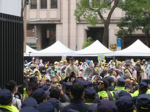 場外5千民眾怒吼「退回惡法」 林俊憲：行政院長應考慮拒絕副署