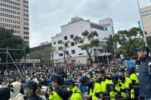 立院藍綠攻防衝突四起 場外7千青鳥喊退回惡法