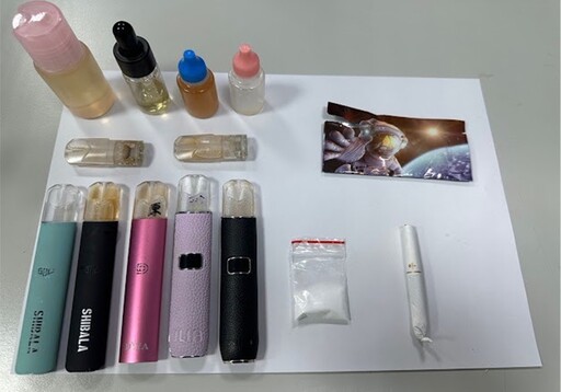 女吸喪屍煙彈駕車衝撞 警破窗搜出一二三級毒品送辦