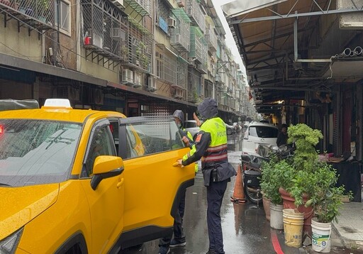 失智翁迷路怕被關拒坐警車 警淋雨等待家屬帶回