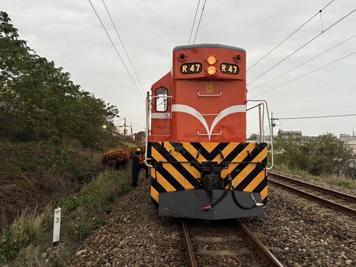 機車騎士涉闖平交道 台鐵貨運列車撞擊身亡