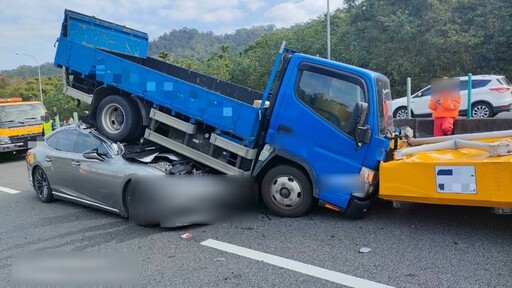 未注意車前狀況肇禍 小貨車國道撞緩撞車再被追撞