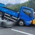 未注意車前狀況肇禍 小貨車國道撞緩撞車再被追撞