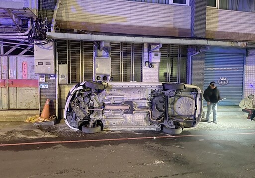 自撞翻車秒落跑 新店警追查原來是通緝犯