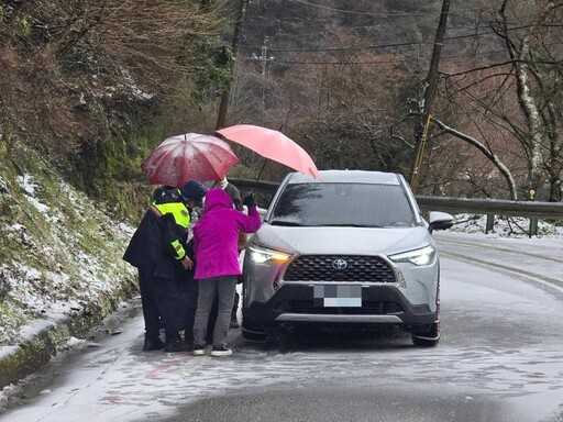 寒流來襲台7甲線道路結冰 員警助加裝雪鏈護安全