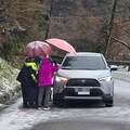 寒流來襲台7甲線道路結冰 員警助加裝雪鏈護安全