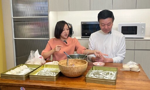 過年就是要吃元寶 陳乃瑜、于北辰包餃子祝新年「蛇麼都好」