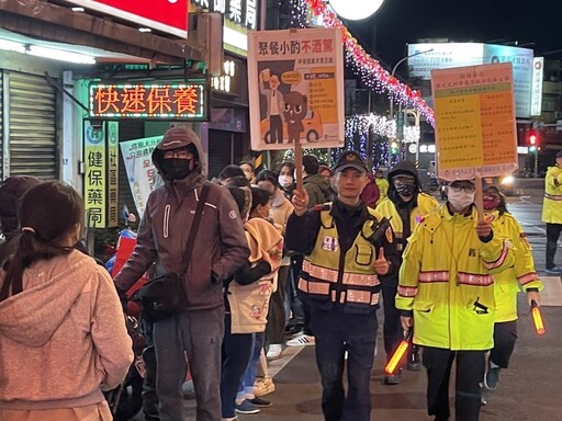 宮廟發紅包引人潮 樹林警防詐交通宣導不缺席