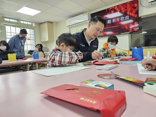 蘇俊賓大年初一赴「桃恩園」送暖 創意紅包藏畫具