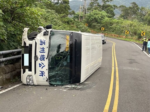 疑閃避竄出的猴子 滿州鄉公所巴士翻覆幸無乘客