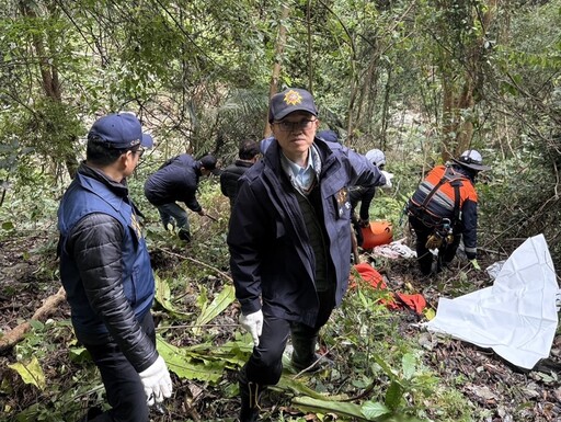 失蹤7天陳屍懸崖底 24歲男疑身中刀傷亡警逮2嫌