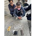 騎車很忙 滑2手機警攔查竟是通緝犯