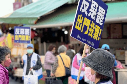 王鴻薇走入市場反惡罷 網友批「綠共奪權」、力挺投「不同意」票