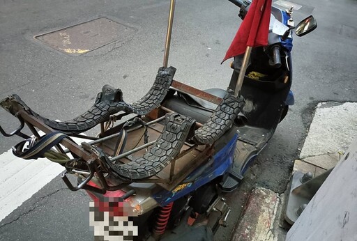 送貨機車涉超載 路口擦撞汽車瓦斯桶掉一地