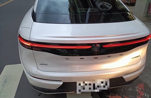 送貨機車涉超載 路口擦撞汽車瓦斯桶掉一地