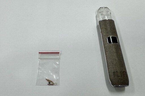 高架道路心虛停車 左腳鞋涉藏毒品依托咪酯電子菸