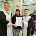 伍麗華赴屏東地檢提告 控罷免領銜人涉偽造連署、違反個資法