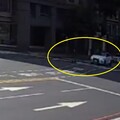 情緒不穩跳車捶引擎蓋 開罰不依規定擅自穿越車道