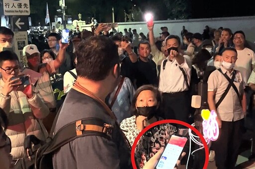 四叉貓直播藍集結遭辱罵潑水 綠營質疑警方縱容